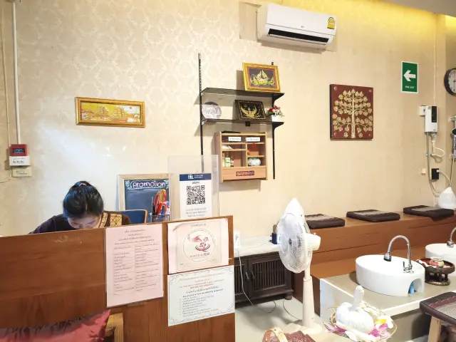Reception desk and foot-wash basins with a fan at Ai Oon Massage Lanna in Chang Phueak